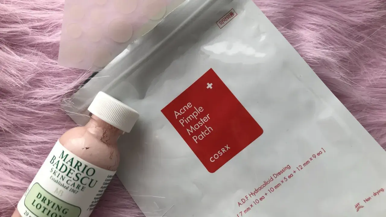 Hudvårdsprodukter för att bekämpa acne: Mario Badescu Drying Lotion och COSRX Acne Pimple Master Patch.