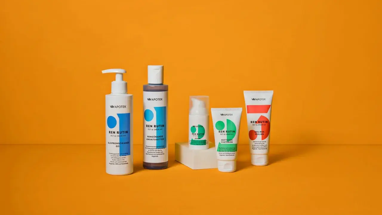 Fem hudvårdsprodukter från Apotekets Ren Rutin-serie för fet och oren hy, inklusive gel, ansiktsvatten, serum och krämer.
