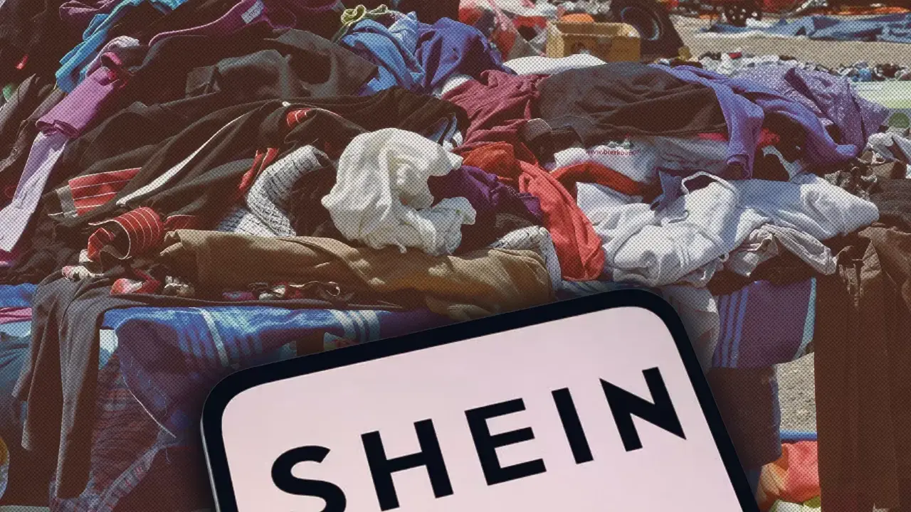 En hög med kläder, där en mobil visar "SHEIN". Kläder med elastan kan vara farligt för miljön.