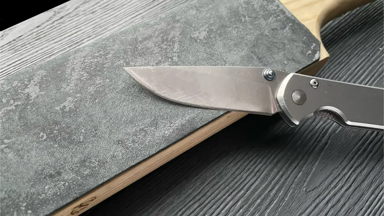 En kniv slipas på en sten. Detta är vad strykfritt betyder: en vass kniv som glider lätt.