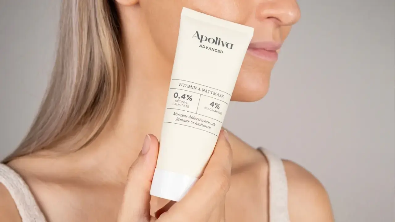 En kvinna håller en tub med Apoliva Vitamin A Nattmask. Produkten innehåller retinol och niacinamid, bra för att minska ålderstecken och motverka akne.