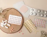 Piller och ett plåster, kanske för klimakteriet medicin. Blommor och trä ger en naturlig känsla.