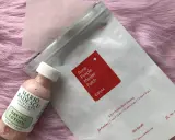 Hudvårdsprodukter för att bekämpa acne: Mario Badescu Drying Lotion och COSRX Acne Pimple Master Patch.