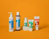 Fem hudvårdsprodukter från Apotekets Ren Rutin-serie för fet och oren hy, inklusive gel, ansiktsvatten, serum och krämer.
