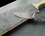 En kniv slipas på en sten. Detta är vad strykfritt betyder: en vass kniv som glider lätt.