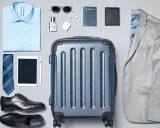 Packa smart för resan! En kavaj, skjorta, slips, skor, pass och necessär redo för att lära dig hur viker man en kavaj.
