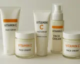 Fem förpackningar med ansiktskräm, alla märkta med "Vitamin C". En flaska med pump och burkar samt tuber. Perfekt för att ge huden en dos c vitamin sol.