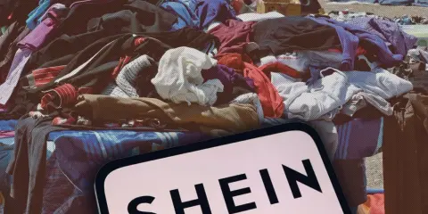 En hög med kläder, där en mobil visar "SHEIN". Kläder med elastan kan vara farligt för miljön.