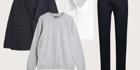 En marinblå kavaj, grå sweatshirt, vit skjorta och marinblå chinos. En klassisk outfit som passar bra när man funderar på vad ska jag ha på mig idag.