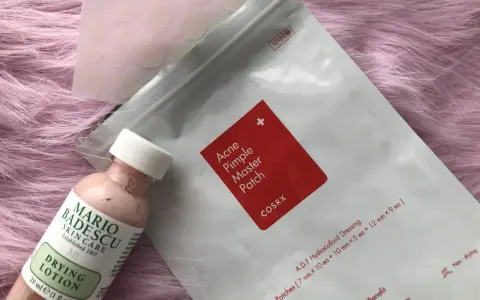 Hudvårdsprodukter för att bekämpa acne: Mario Badescu Drying Lotion och COSRX Acne Pimple Master Patch.