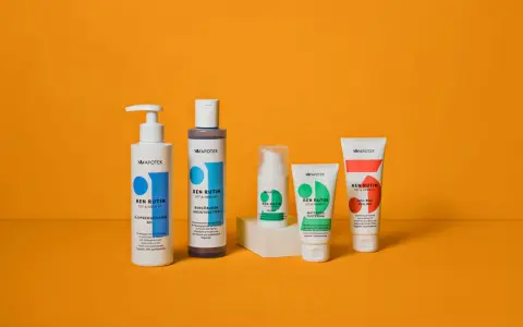 Fem hudvårdsprodukter från Apotekets Ren Rutin-serie för fet och oren hy, inklusive gel, ansiktsvatten, serum och krämer.