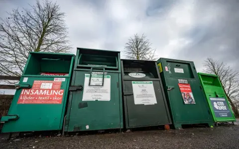 Gröna insamlingscontainrar för kläder, textil och skor. En del av dem visar vad som menas med återvinning genom att samla in begagnade kläder.