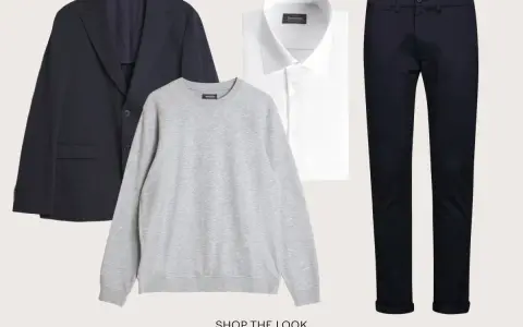 En marinblå kavaj, grå sweatshirt, vit skjorta och marinblå chinos. En klassisk outfit som passar bra när man funderar på vad ska jag ha på mig idag.