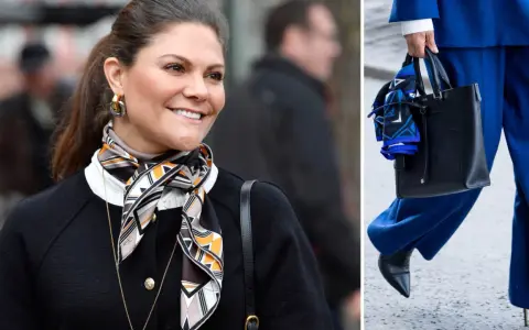 Kronprinsessan Victoria visar hur man snyggt kan knyta scarf runt halsen, matchat med en elegant svart kofta.