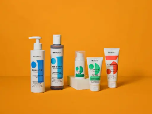 Fem hudvårdsprodukter från Apotekets Ren Rutin-serie för fet och oren hy, inklusive gel, ansiktsvatten, serum och krämer.