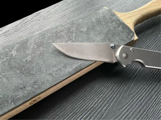 En kniv slipas på en sten. Detta är vad strykfritt betyder: en vass kniv som glider lätt.