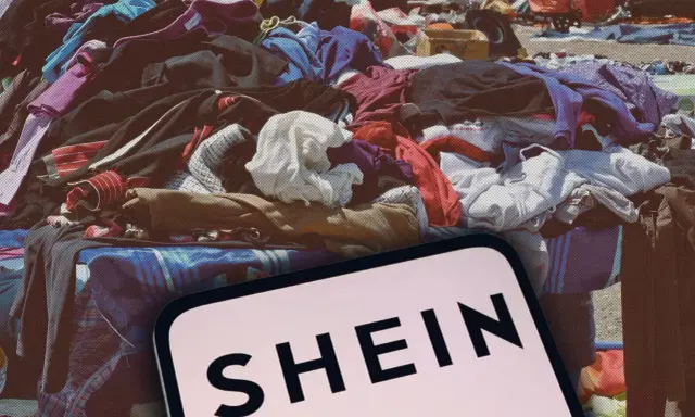 En hög med kläder, där en mobil visar "SHEIN". Kläder med elastan kan vara farligt för miljön.