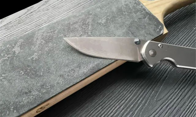 En kniv slipas på en sten. Detta är vad strykfritt betyder: en vass kniv som glider lätt.