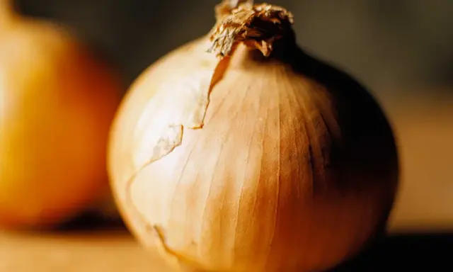 En gul lök, en naturlig huskur för att lindra hosta.
