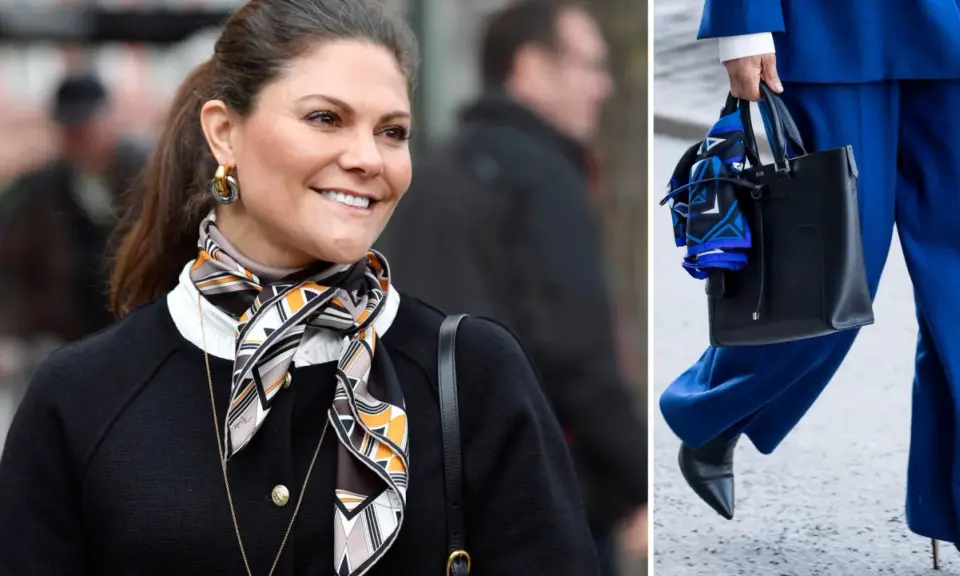Kronprinsessan Victoria visar hur man snyggt kan knyta scarf runt halsen, matchat med en elegant svart kofta.