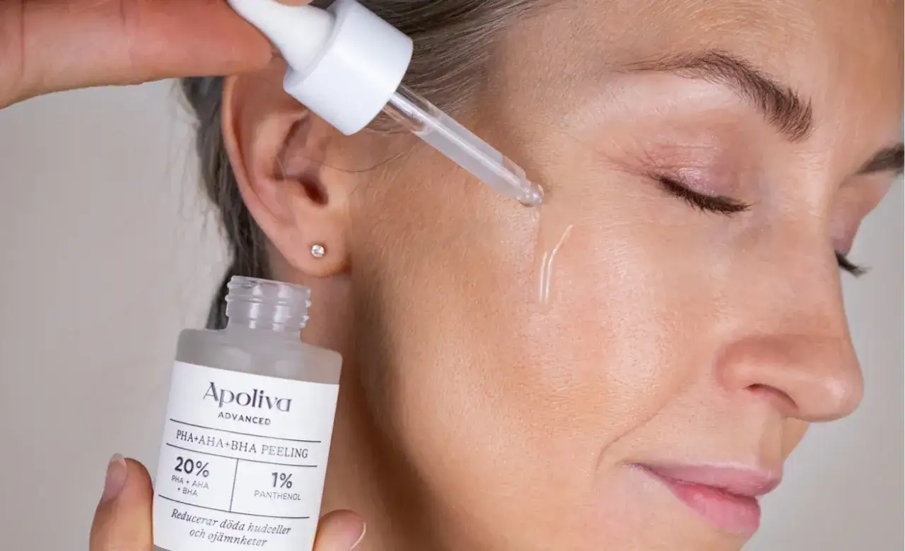 En droppe peeling med PHA, AHA och BHA, som inneh&aring;ller bland annat citronsyra, appliceras p&aring; huden f&ouml;r effektiv hudv&aring;rd.