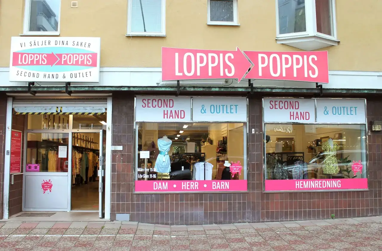 Loppis Sverige: Second hand-butiken Loppis Poppis s&auml;ljer kl&auml;der och heminredning.