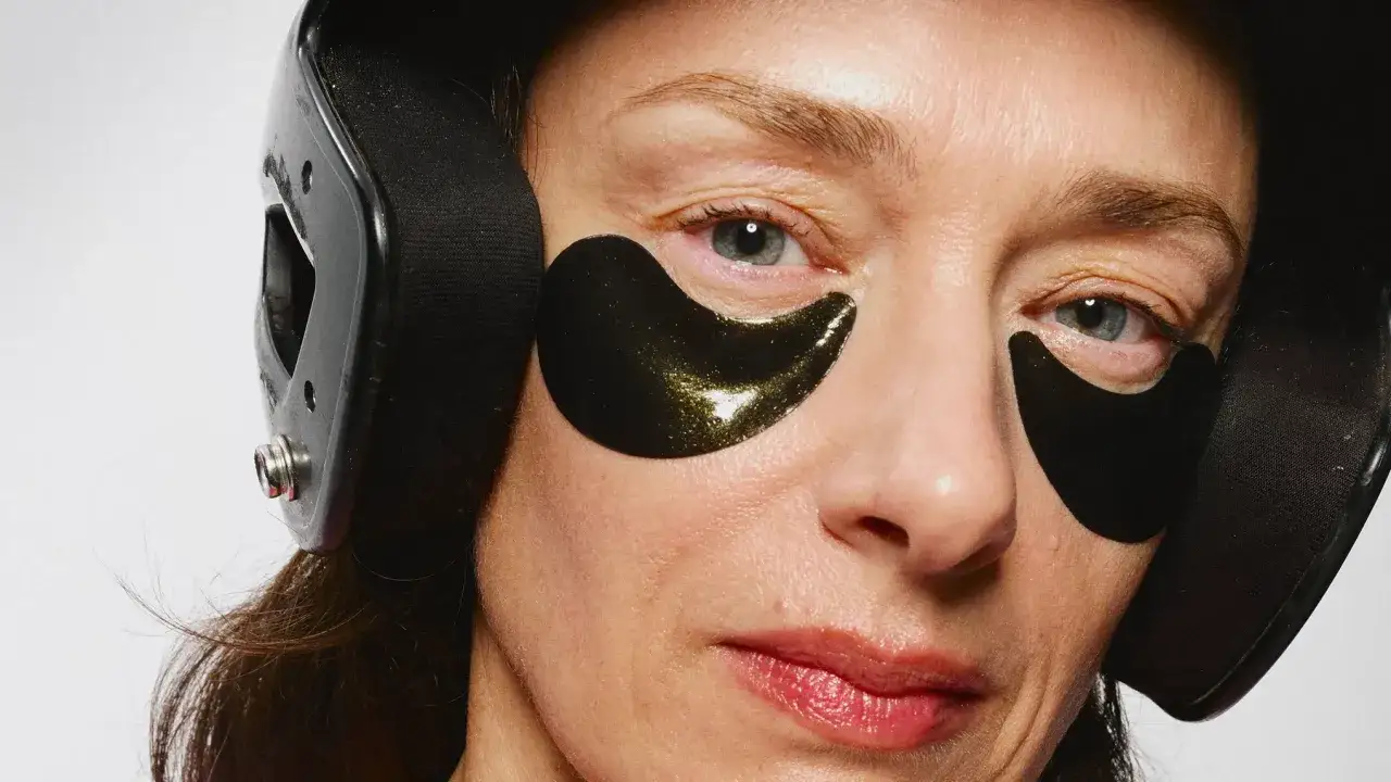 Ansiktsmasker under &ouml;gonen p&aring; en kvinna med gammal hud, hon b&auml;r h&ouml;rlurar.
