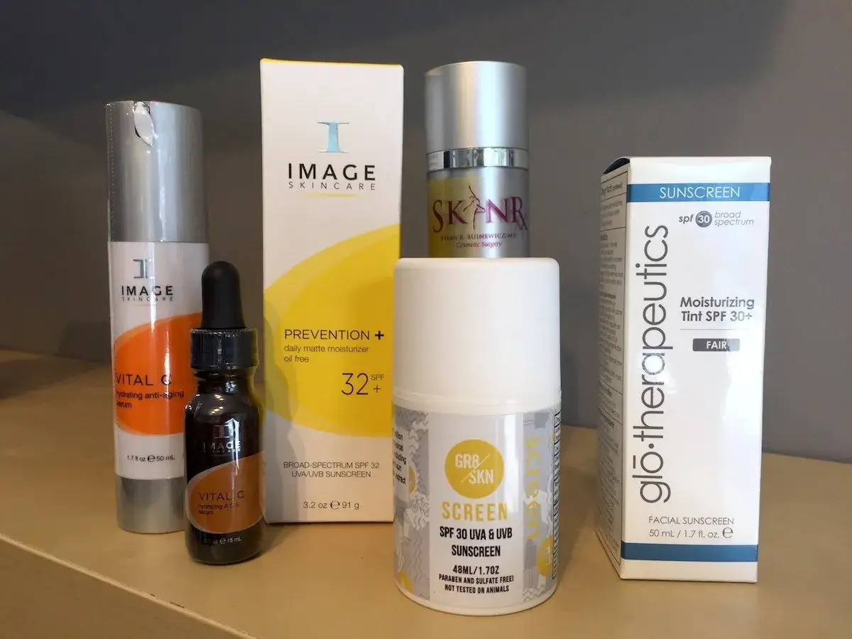 Hudvårdsprodukter med c vitamin solskydd. Flera krämer och serum, inklusive solskyddsfaktor 30.