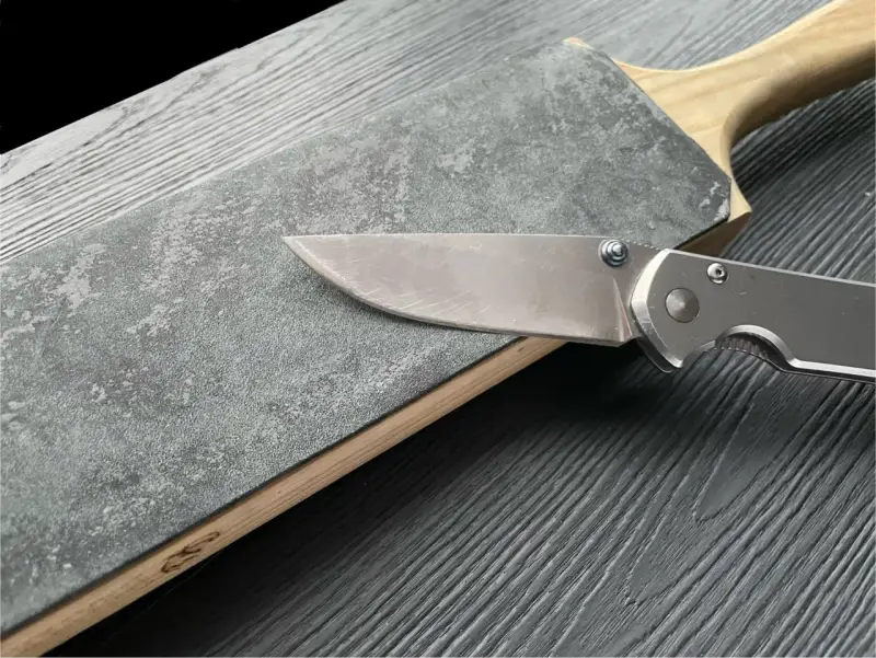 En kniv slipas på en sten. Detta är vad strykfritt betyder: en vass kniv som glider lätt.